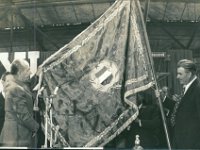 f 2336-527 k  A kongresszusi zászló ünnepélyes átadása, 1975. (Gáspár Sándor, MSZMP PB - Papp István, Videoton vezérigazgató)